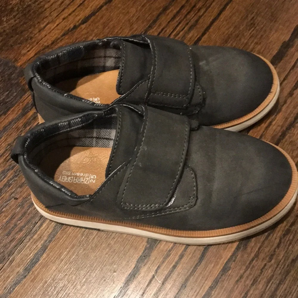 Zara size 25 toddler boy shoes